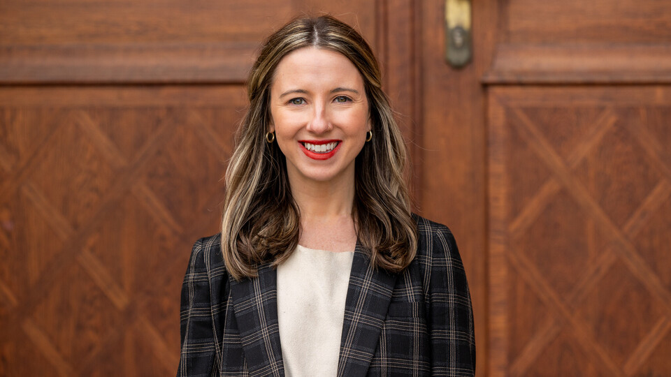 Portrait von Meridith LaVelle. Sie trägt ein dunkles Jacket und hat halblange, dunkelblonde Haare.