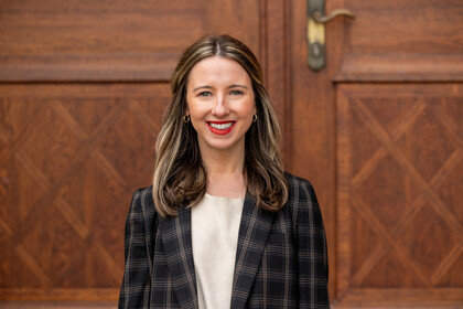 Portrait von Meridith LaVelle. Sie trägt ein dunkles Jacket und hat halblange, dunkelblonde Haare.