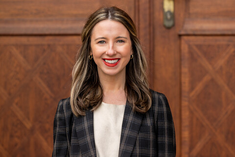 Portrait von Meridith LaVelle. Sie trägt ein dunkles Jacket und hat halblange, dunkelblonde Haare.