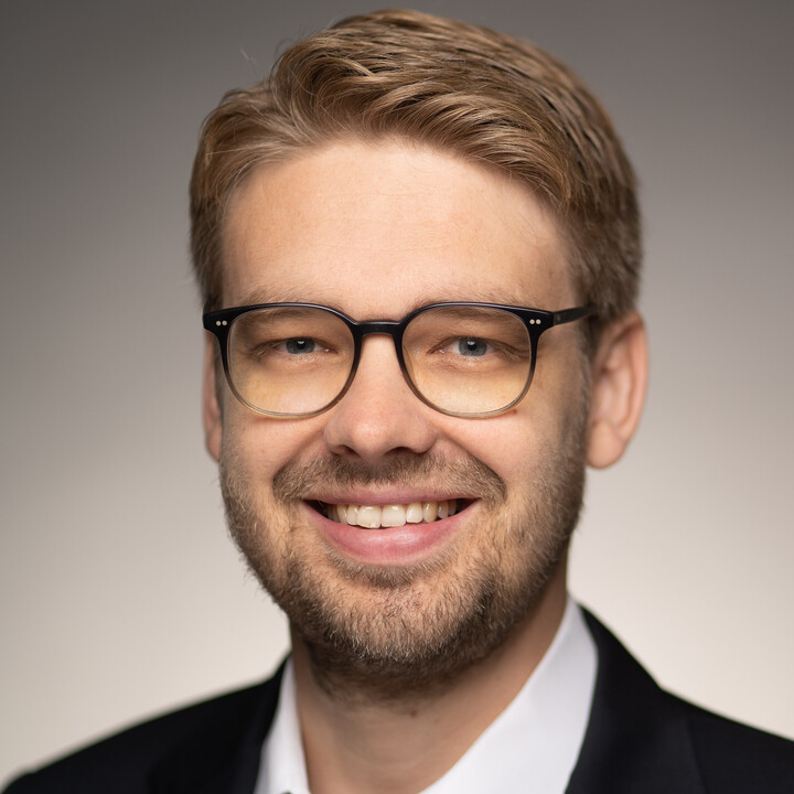 Porträtbild von Professor Marc Lerchenmüller. Er trägt einen Anzug.