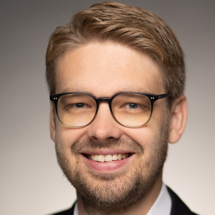 Porträtbild von Professor Marc Lerchenmüller. Er trägt einen Anzug.