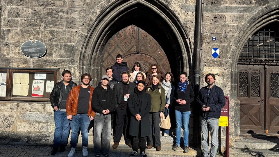 Gruppenbild vor einem alten Rathaus