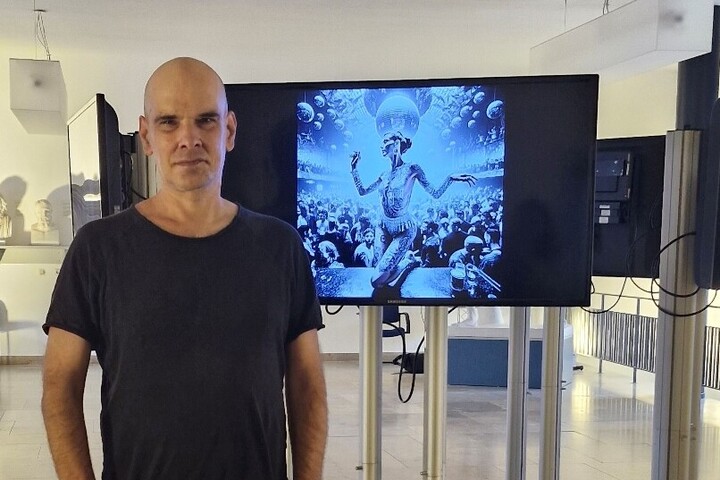 Timo Schuster bei seiner KI Bilder Ausstellung 