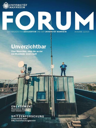 Cover des FORUM-Magazins mit dem Titel "Unverzichtbar. Über Menschen, ohne die an der Uni Mannheim nichts läuft". Eine Person steht auf dem Dach eines Hauses neben mehreren Satellitenschüsseln. 