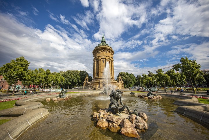 Water tower Mannheim with fountain in foreground