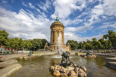 Wasserturm Mannheim mit Brunnen im Vordergrund
