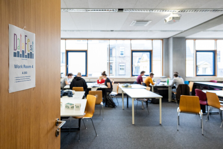 Arbeitsraum, in dem viele Studierende sitzen