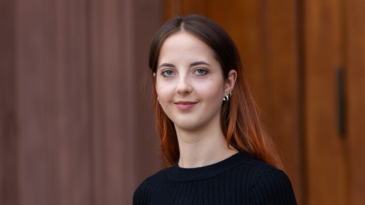 Sophia Hamdorf wearing a black top in front of brown wall