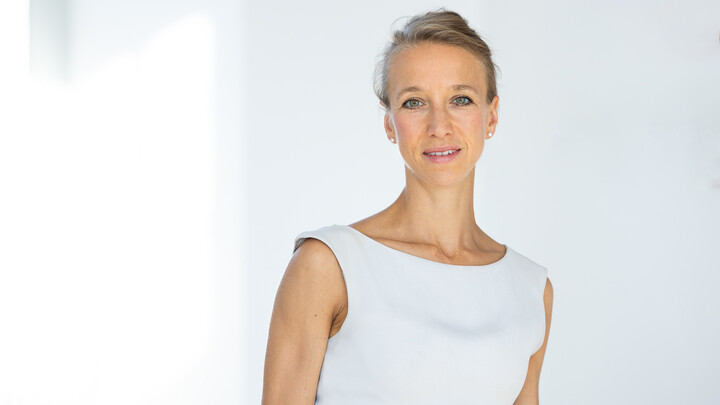 Porträtbild von Professorin Laura Neumann. Sie trägt ein weißes Oberteil.