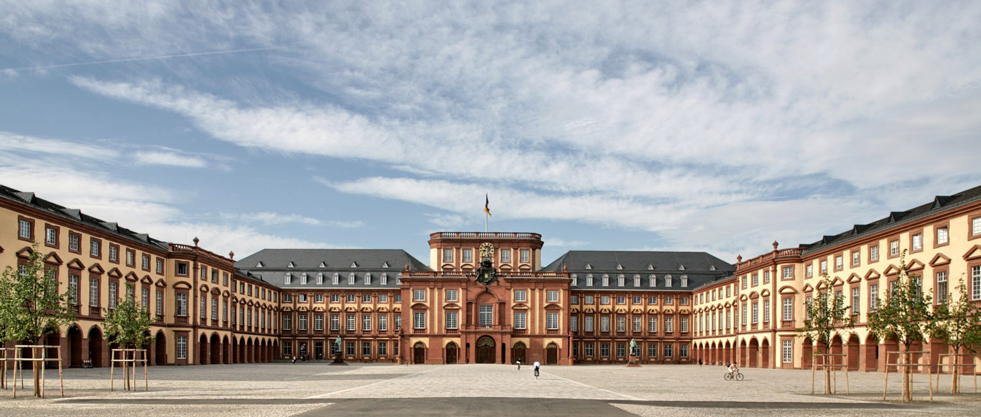 Das Schloss der Universität Mannheim. Oben ist das Logo von Engage.Eu links und das Logo der Uni Mannheim rechts.
