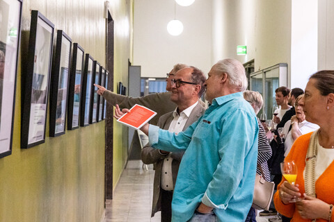 Gäste bei einer Vernissage