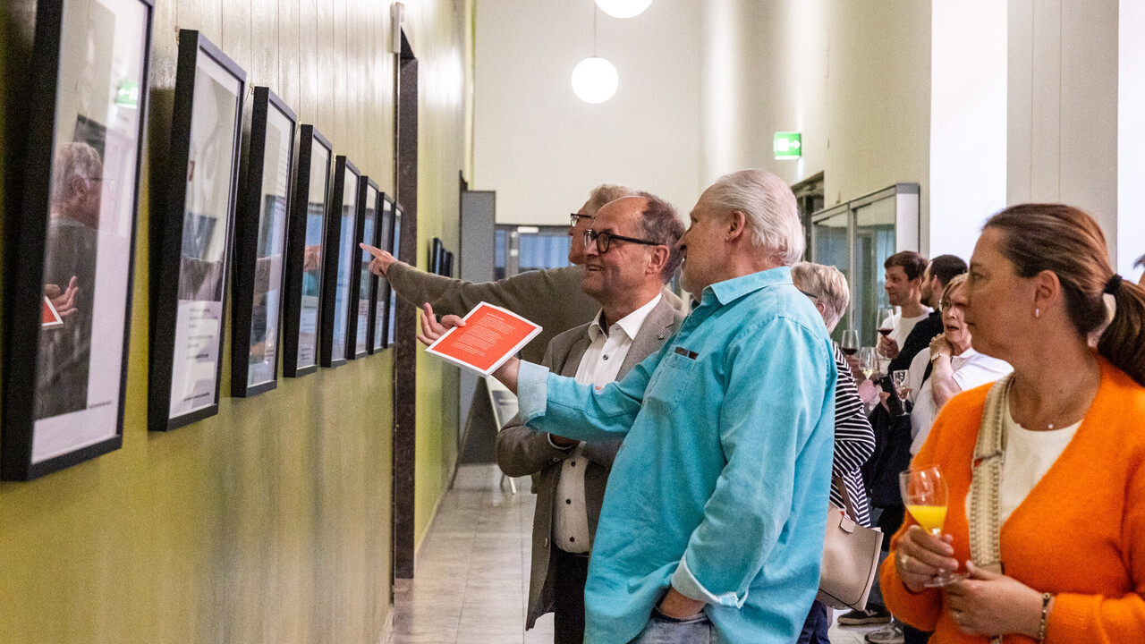 Gäste bei einer Vernissage