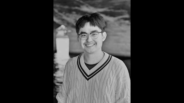 Portraitfoto von Youzhe Heng in schwarz-weiß. Er trägt einen weißen Strickpullover.