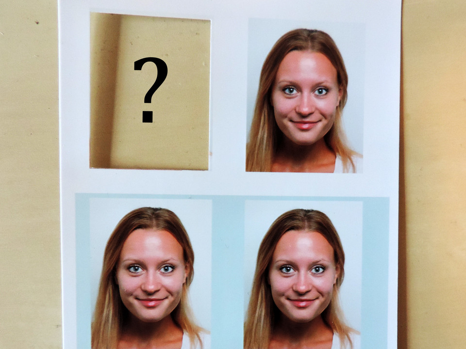 Ein Bogen mit 3 Passbildern einer blonden Frau. Das vierte Foto wurde ausgeschnitten, stattdessen sieht man ein Fragezeichen auf dem Hintergrund.