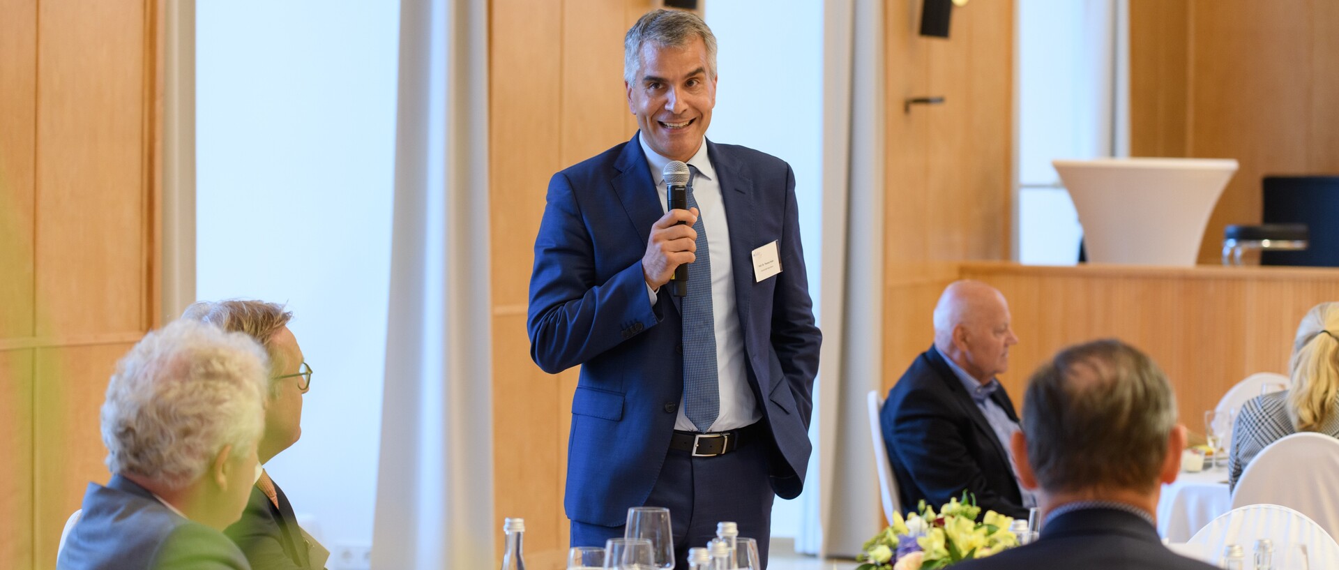 Rektor Fetzer spricht bei einer Veranstaltung