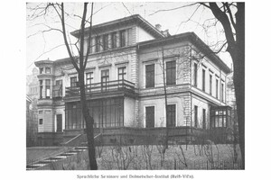 Schwarzweiß-Foto der "Reiss-Villa" (ehrwürdiges Gebäude mit hohen Fenstern und Balkon).