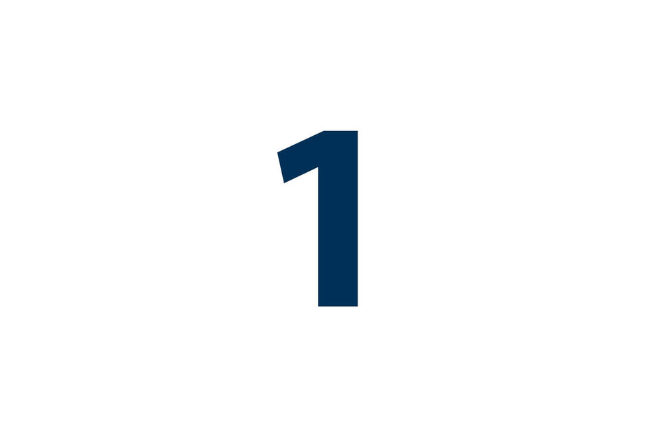 Auf weißem Hintergrund ist in blau die Zahl "Eins" zu sehen.