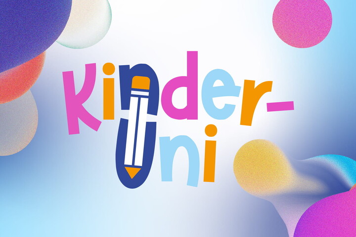 Der zweizeilige Schriftzug "Kinderuni" vor blauem Hintergrund, bei dem der erste Buchstabe N und das U darunter durch einen skizzierten Stift miteinander verbunden sind.