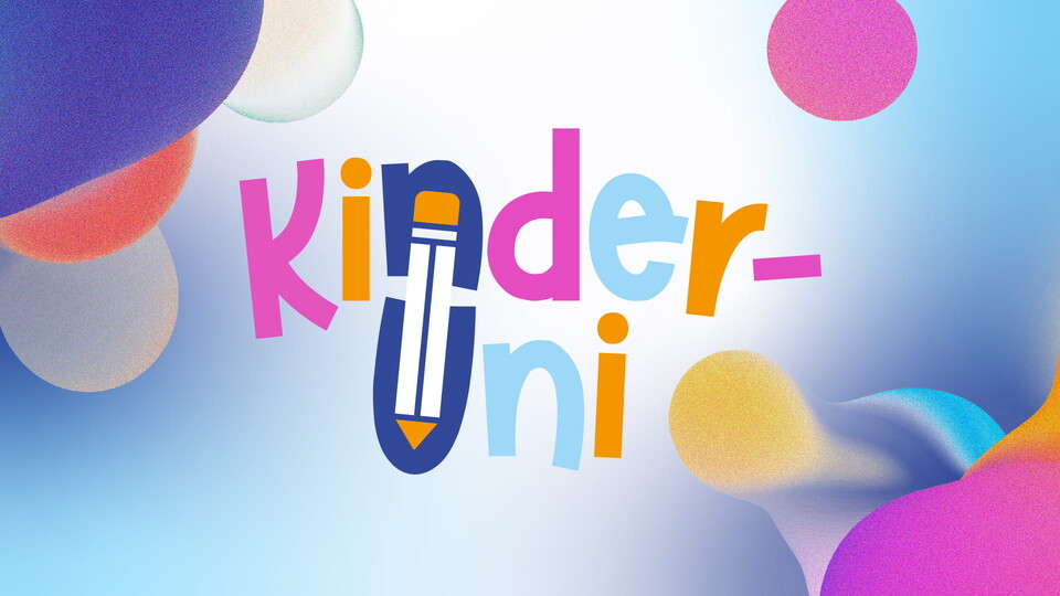 Der zweizeilige Schriftzug "Kinderuni" vor blauem Hintergrund, bei dem der erste Buchstabe N und das U darunter durch einen skizzierten Stift miteinander verbunden sind.