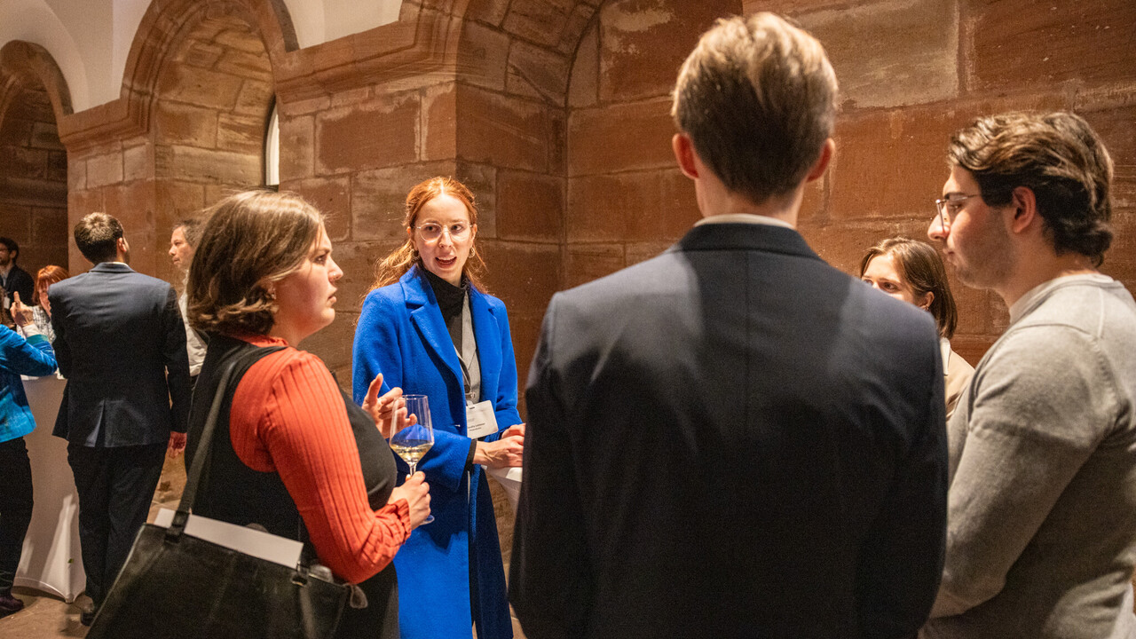 Vier Personen unterhalten sich