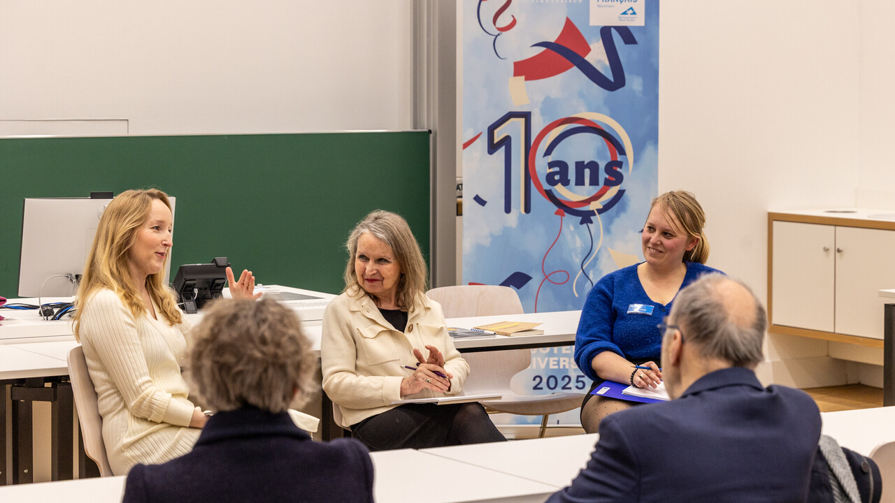 Gesprächsrunde bei einer Vernissage im Seminarraum.