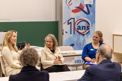 Gesprächsrunde bei einer Vernissage im Seminarraum.