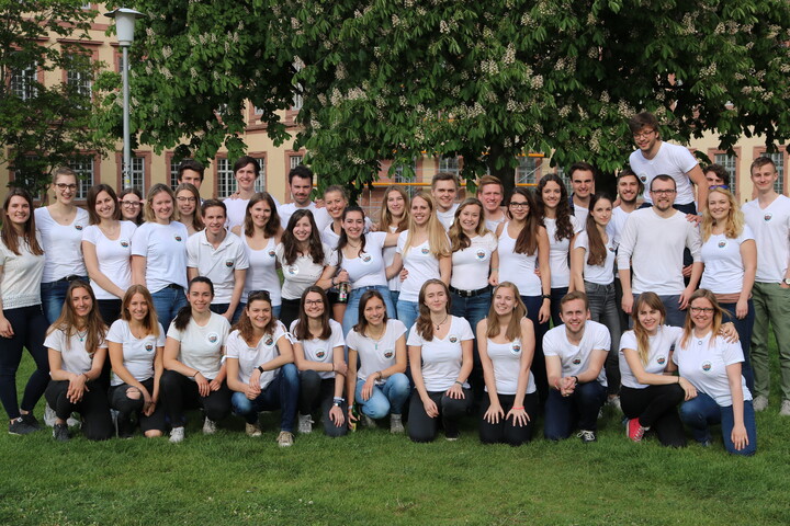 Viele Personen der Fachschaft Psychologie tragen das weiße Fachschfts-T-Shirt.