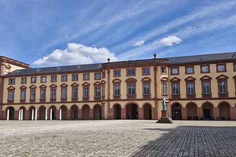 Blick auf den Ostflügel des Schlosses vom Ehrenhof aus.
