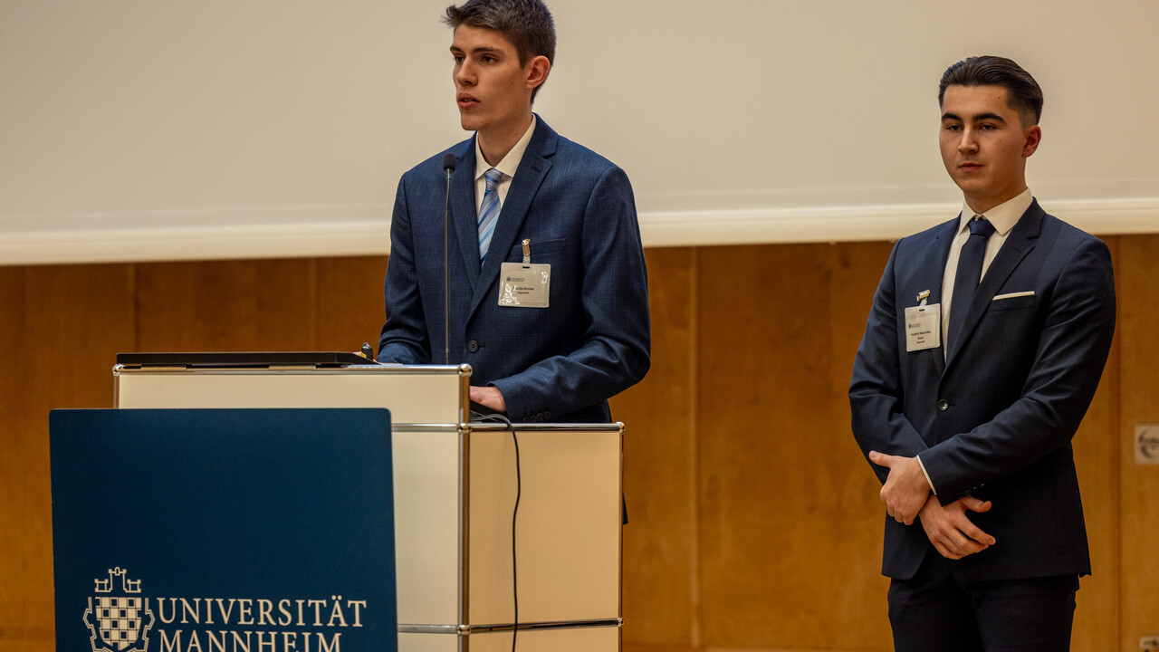 Zwei Personen halten einen Vortrag