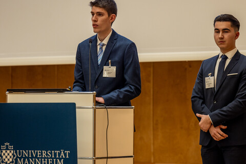 Zwei Personen halten einen Vortrag 