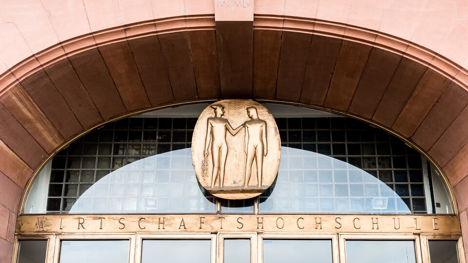 Door arch with golden decorations, BWL entrance