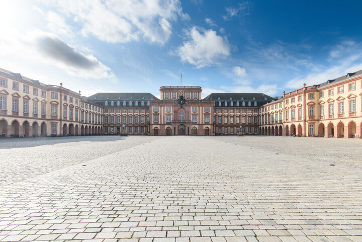 Außenaufnahme Schloss Mannheim, vom Ehrenhof aus sieht man die komplette vordere Gebäudefront