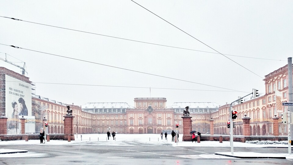 Das Mannheimer Schloss im Schnee.