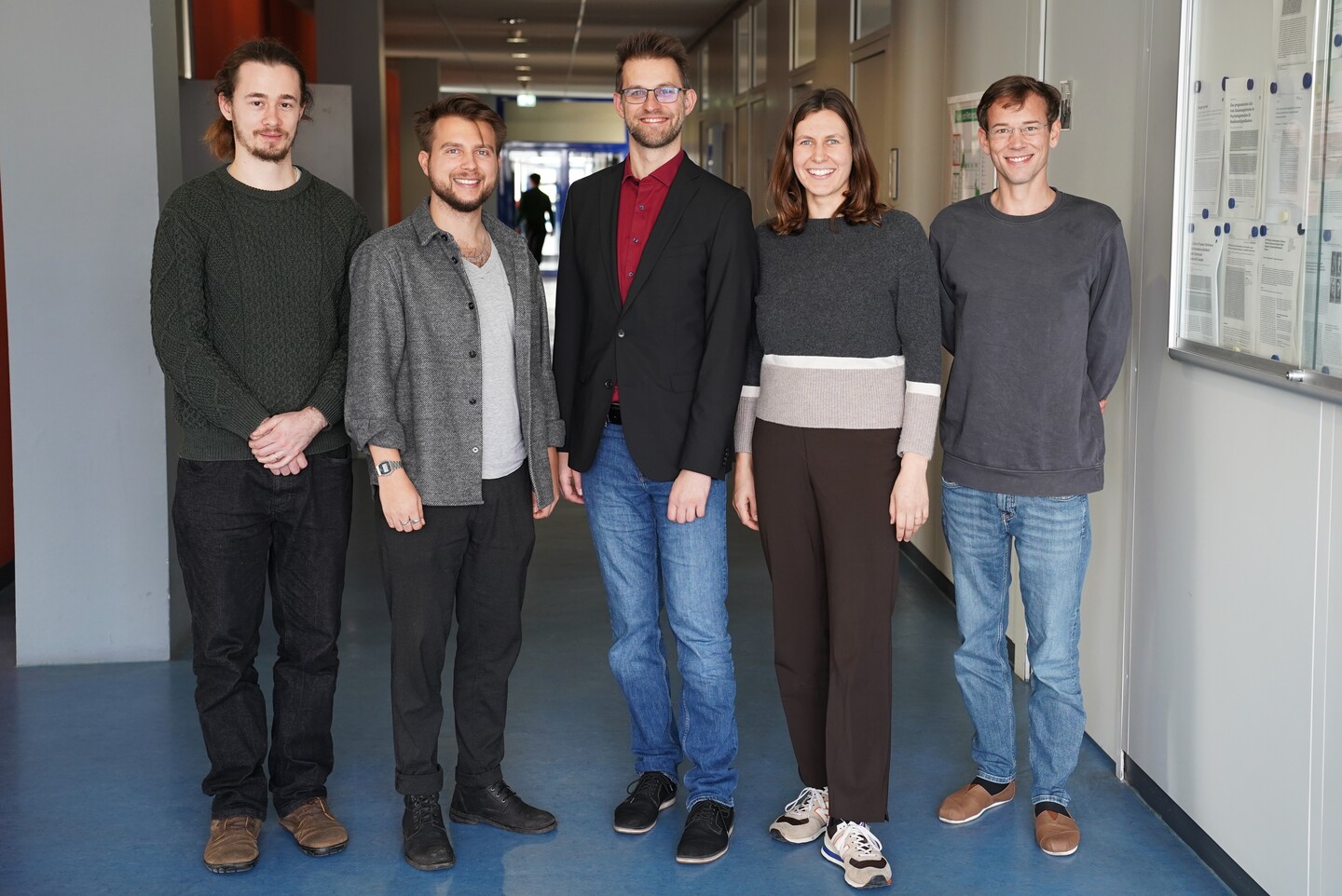 Bild des Teams der NEST-BW Koordinationsstelle, stehend, von links nach rechts: Daan Brückner-Collet, Till Woller, Stefan Janke, Julia Baumann, Samuel Wissel