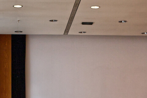 Prof. Dr. Aljoscha Neubauer diskutiert mit den Teilnehmenden im Anschluss an seine Keynote. Er steht hinter einem Rednerpult.