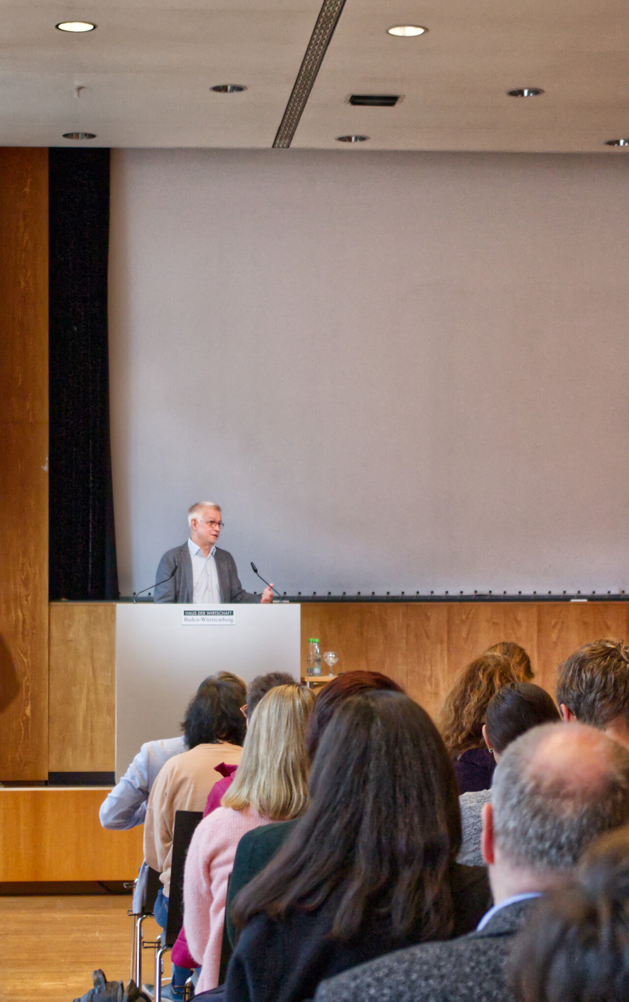 Prof. Dr. Aljoscha Neubauer diskutiert mit den Teilnehmenden im Anschluss an seine Keynote. Er steht hinter einem Rednerpult.
