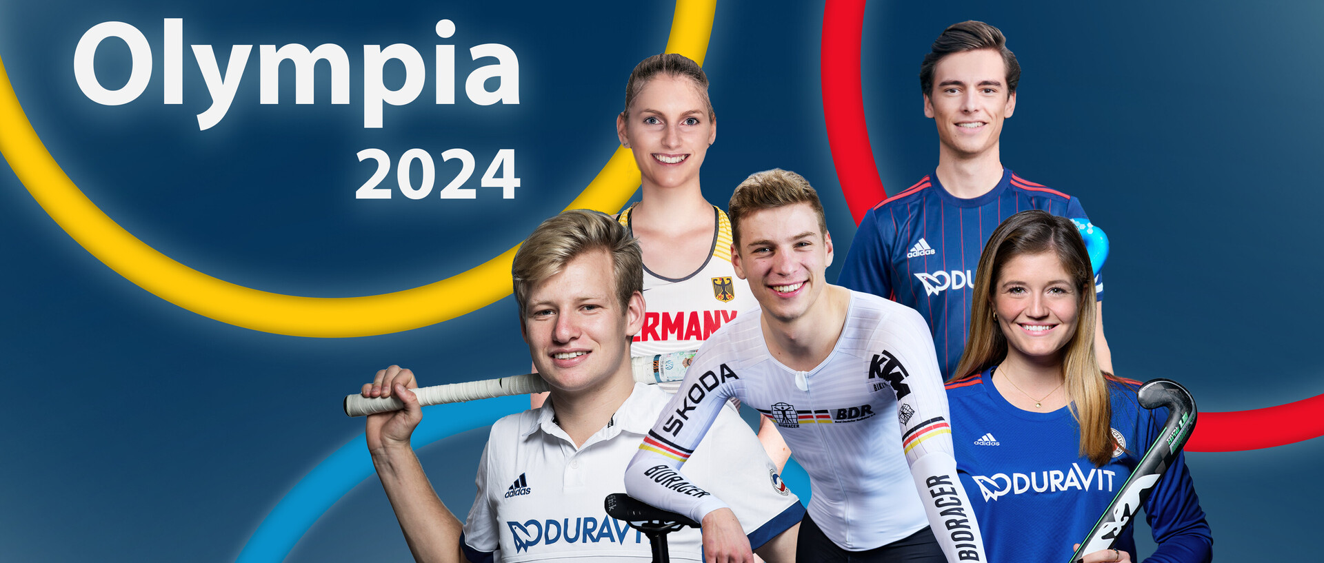 5 Sportstipendiat*innen der Uni Mannheim, die an den Olympischen Spielen in Paris teilnehmen wollen. Im Hintergrund sind die Olympischen Ringe zu sehen.