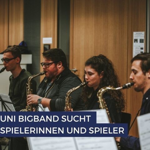 Studierende mit Saxofon beim Proben für die Uni Bigband. Auf dem Bild grafisch abgehoben zusätzlich der Slogan: Uni Bigband sucht Spielerinnen und Spieler. Link: Instagram-Post Uni Bigband