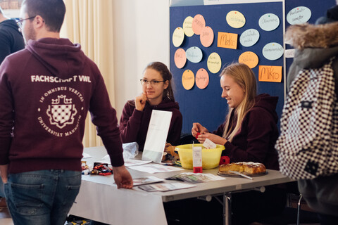 Studierende an einem Infostand