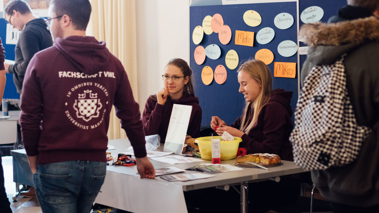 Studierende an einem Infostand