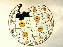 Eine Kugel, die aus Puzzlestücken zusammengebaut wurde. Nach oben hin ist sie offen, weil ein paar Teile fehlen. Auf den Puzzleteilen sind gelbe Emojis verschiedener Emotionen abgebildet.