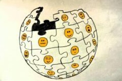 Eine Kugel, die aus Puzzlestücken zusammengebaut wurde. Nach oben hin ist sie offen, weil ein paar Teile fehlen. Auf den Puzzleteilen sind gelbe Emojis verschiedener Emotionen abgebildet.