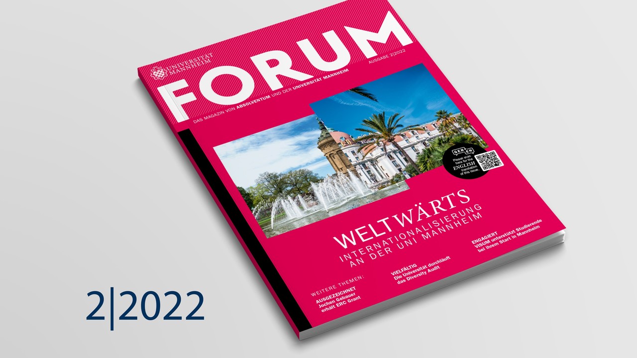 Pinkes Cover des FORUM-Magazins mit dem Titel "WELTWÄRTS. Internationalisierung an der Uni Mannheim"