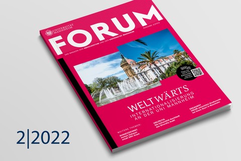 Pinkes Cover des FORUM-Magazins mit dem Titel "WELTWÄRTS. Internationalisierung an der Uni Mannheim"