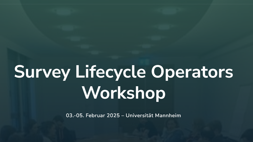Weiße Schrift auf grünem Grund: Survey Lifecycle Operators Workshop 2025