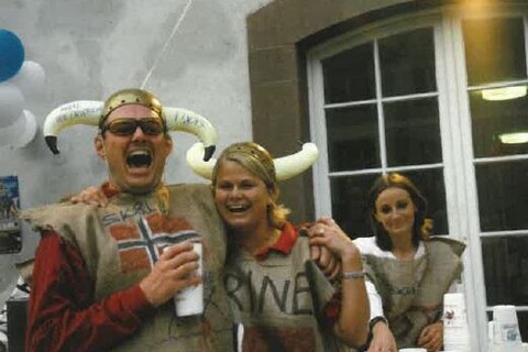 Als Norweger*innen verkleidete Studierende auf einer Party im Schneckenhof im Jahr 1997