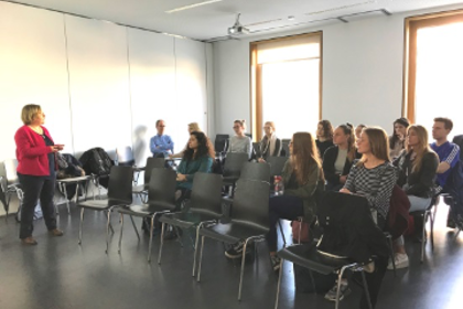 Gruppe bei Vortrag