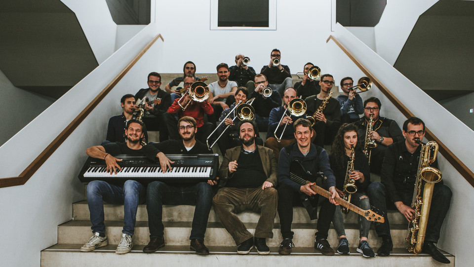 Mitglieder der Bigband mit Instrumenten