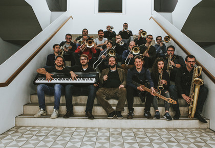 Mitglieder der Bigband mit Instrumenten