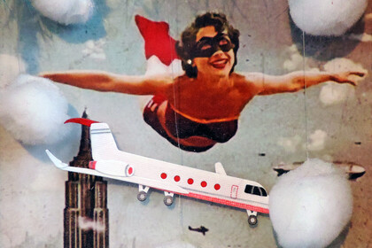 Eine Bildercollage mit einem hohen Büroturm, einem Flugzeug, einer fliegenden Frau mit ausgestreckten Armen und Augenmaske und Wattekugeln
